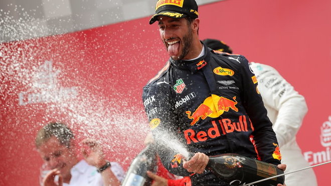 Daniel Riccirado si úžívá shampain na pódiu po závodě v Rakousku