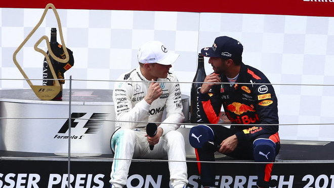Valtteri Bottas a Daniel Ricciardo si vyprávějí zážitky na pódiu po závodě v Rakousku