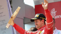 Sebastian Vettel se svou trofejí na pódiu po závodě v Rakousku
