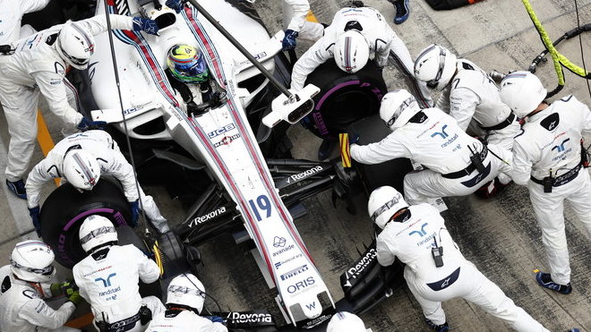 Felipe Massa u svých mechaniků
