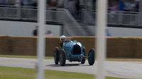 Pohled na "driftující" Bugatti Type 35B je skutečně fascinující
