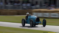 Pohled na "driftující" Bugatti Type 35B je skutečně fascinující