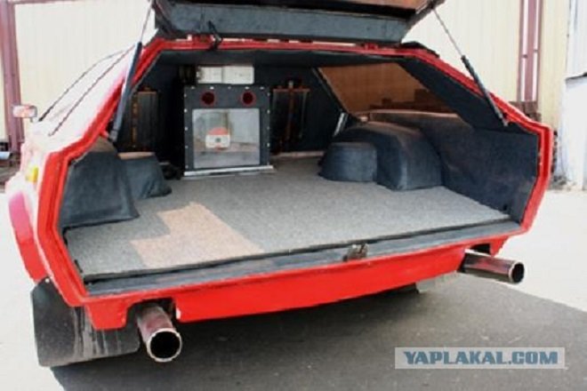 Pangolina 444GT nabízela praktický zavazadlový prostor