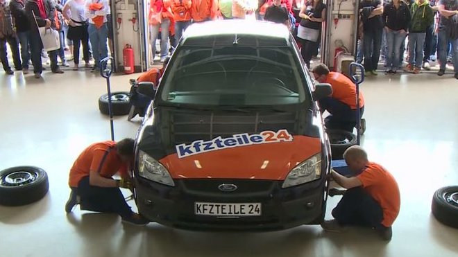 Parta německých mechaniků zvládla přezout automobil bez nářadí za necelou minutu