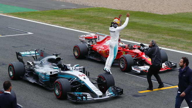 Lewis Hamilton se raduje z pole position v Silverstone
