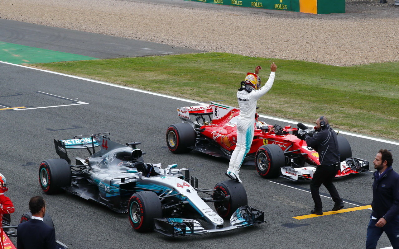 Lewis Hamilton se raduje z pole position v Silverstone