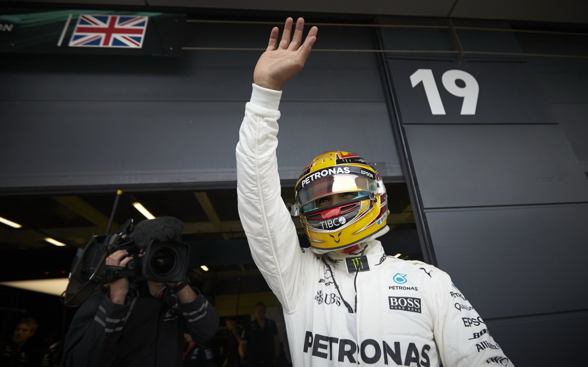 Lewis Hamilton se raduje z pole position v kvalifikaci v Silverstone