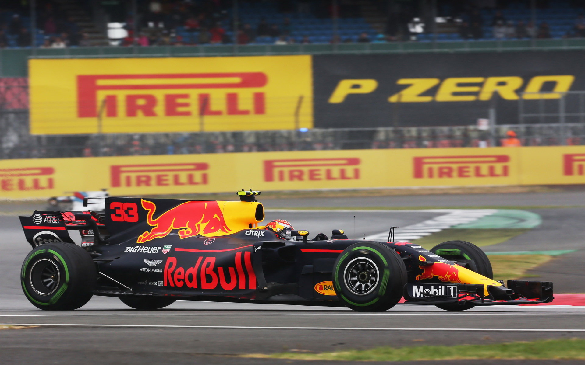 Max Verstappen s Red Bullem RB13 v Silverstone