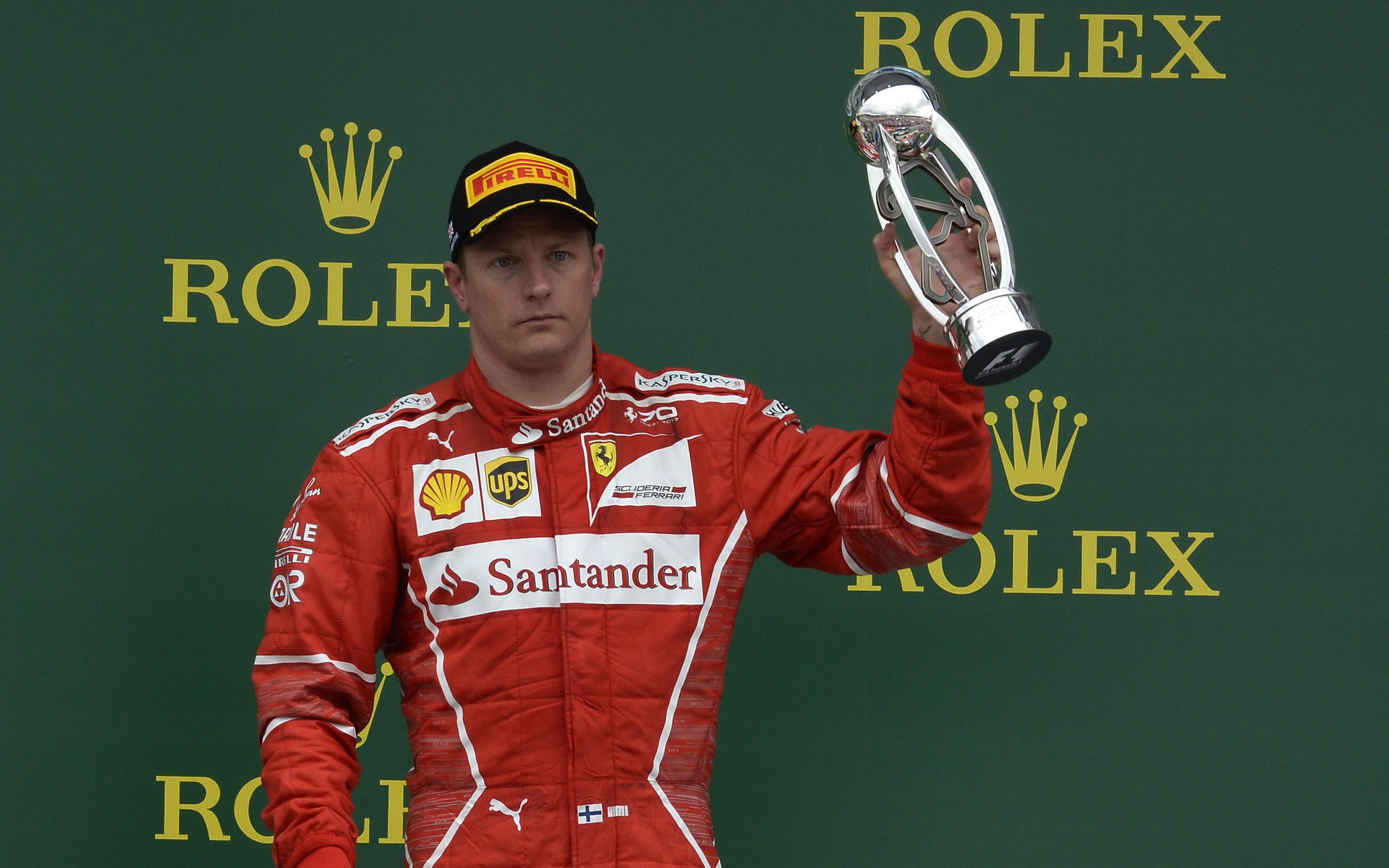 Kimi Räikkönen se svou trofejí po závodě v Silverstone