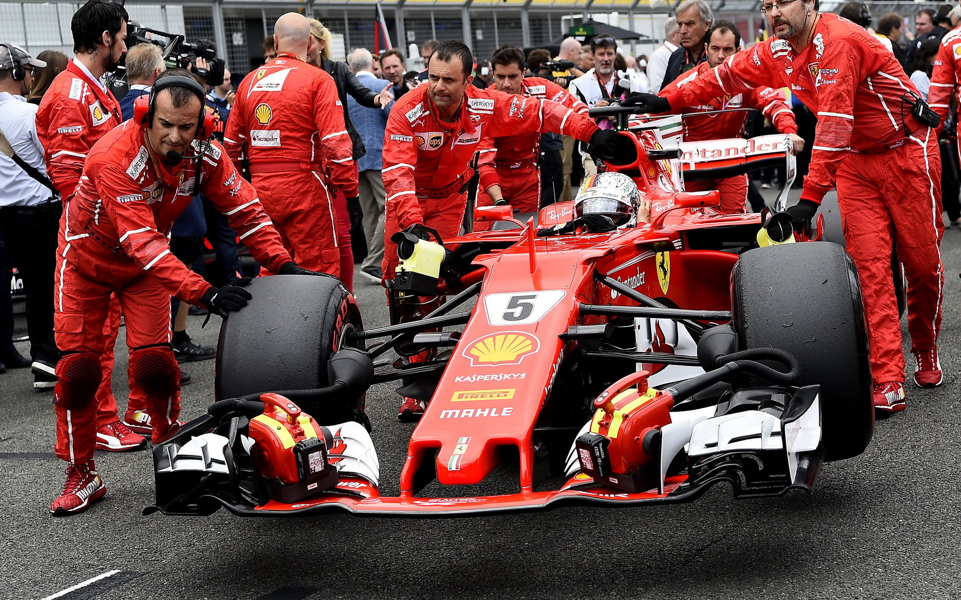 Sebastian Vettel ve svém Ferrari na startovním roštu v Silverstone