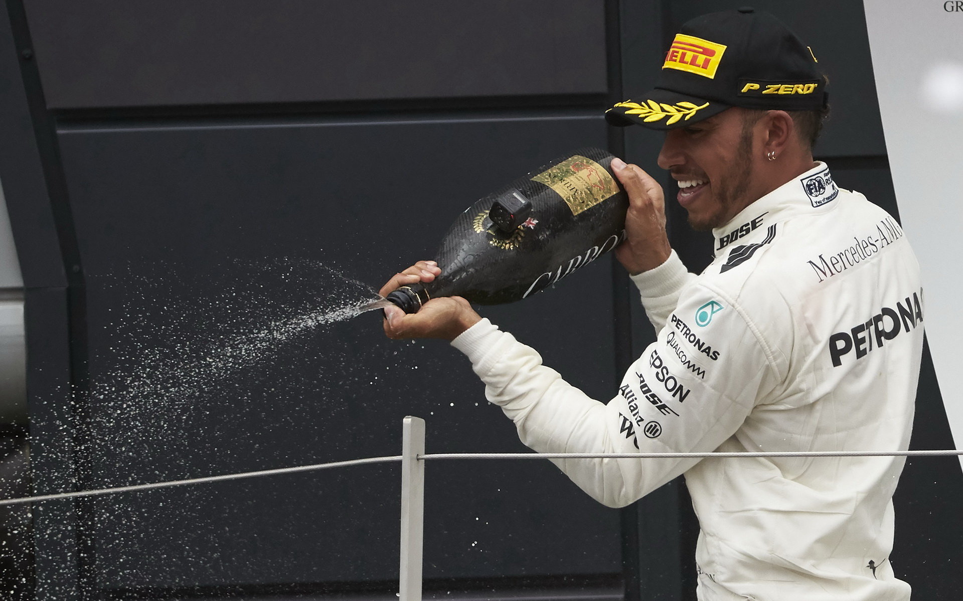 Lewis Hamilton se raduje z vítězství po závodě v Silverstone