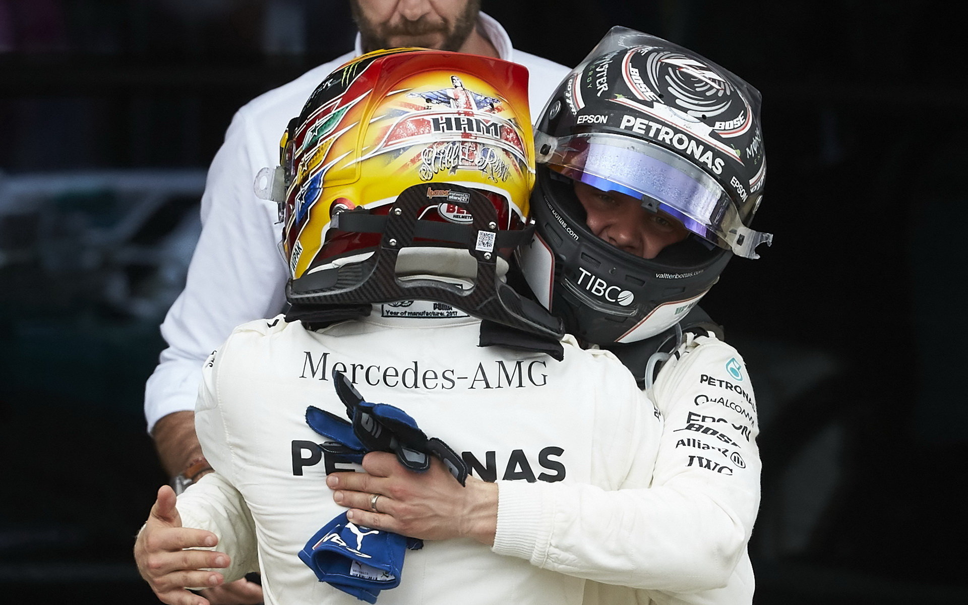 Valtteri Bottas gratuluje Lewisovi Hamiltonovi k vítězství v závodě v Silverstone