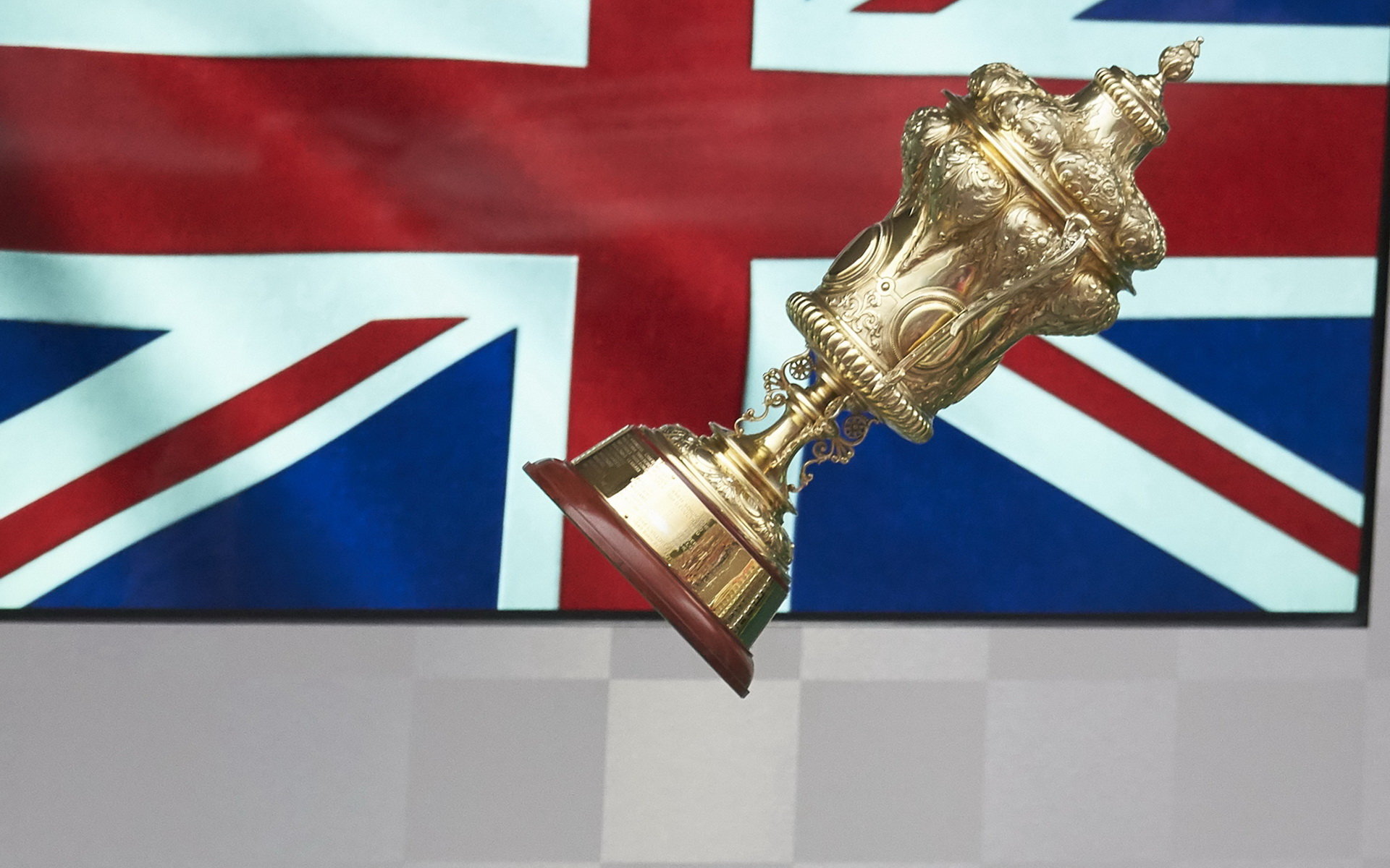 Zlatý pohár Lewise Hamiltona po závodě v Silverstone