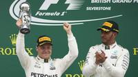 Valtteri Bottas a Lewis Hamilton na pódiu po závodě v Silverstone