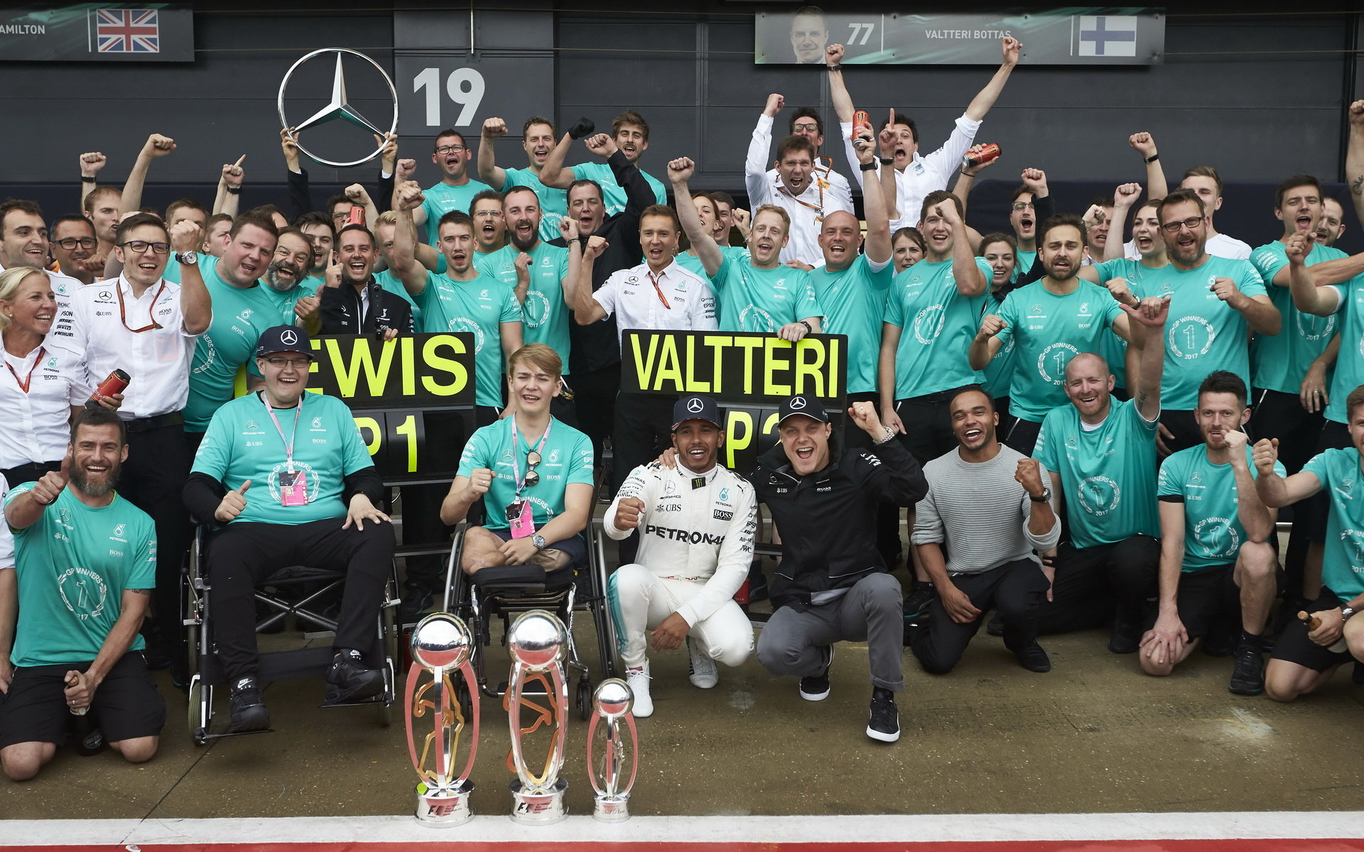 Tým Mercedes slaví vítězství v Silverstone