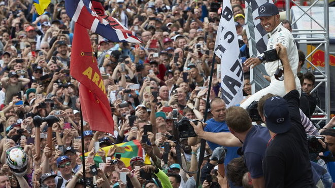 Lewis Hamilton se raduje z vítězství po závodě v Silverstone