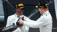 Lewis Hamilton slaví vítězství se svým kolegou Valtterim Bottasem na pódiu po závodě v Silverstone