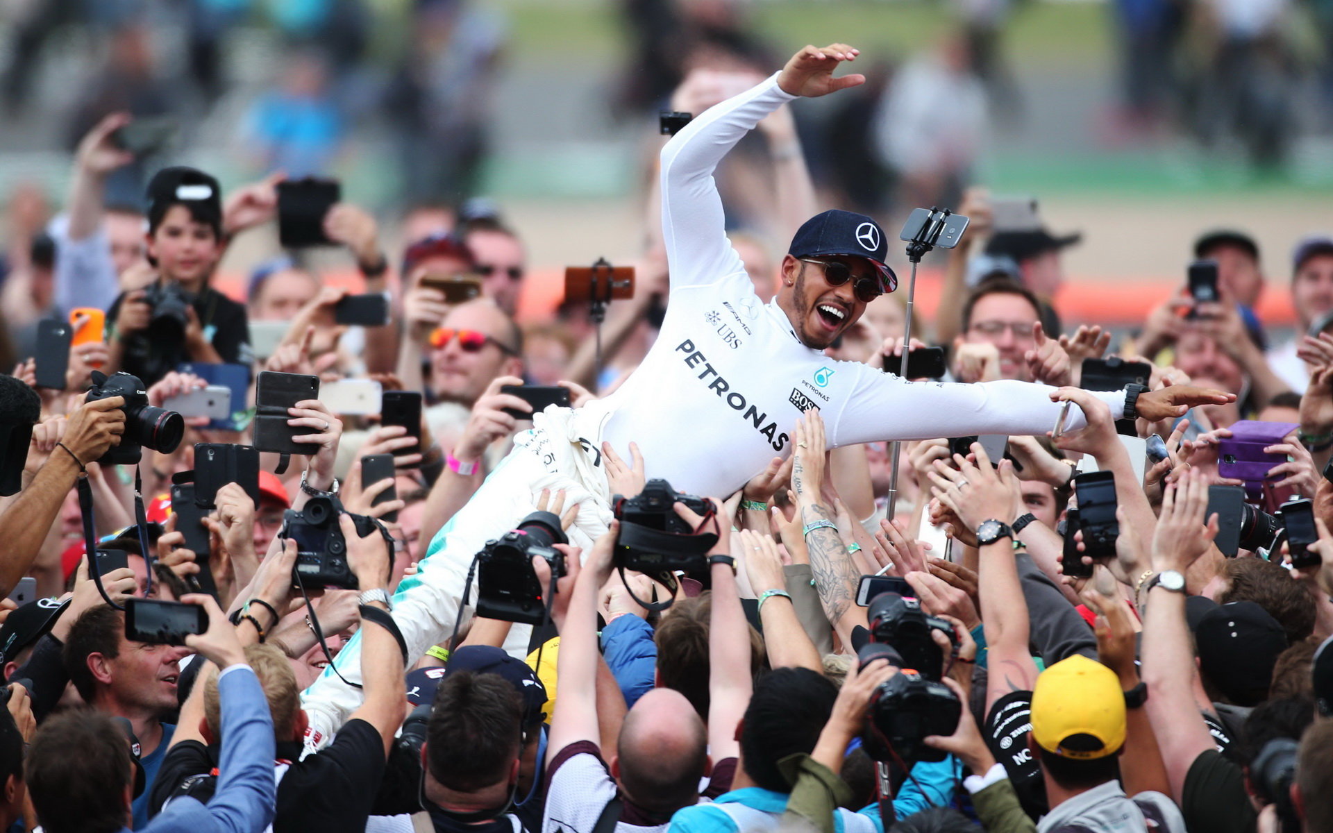 Lewis Hamilton jako vítěz po závodě v Silverstone