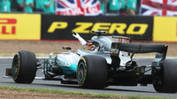 Lewis Hamilton jako vítěz po závodě v Silverstone