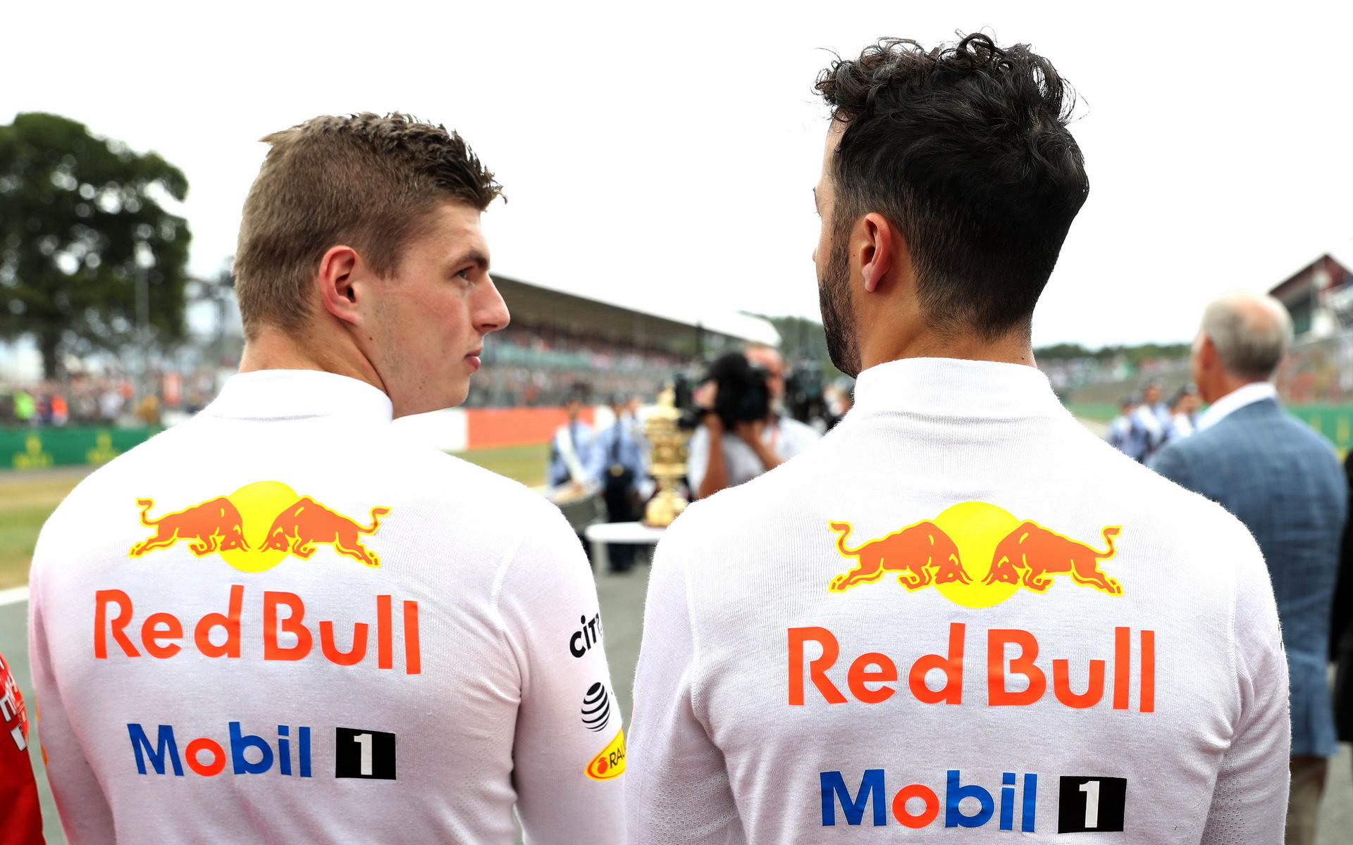 Max Verstappen a Daniel Ricciardo před závodem v Silverstone
