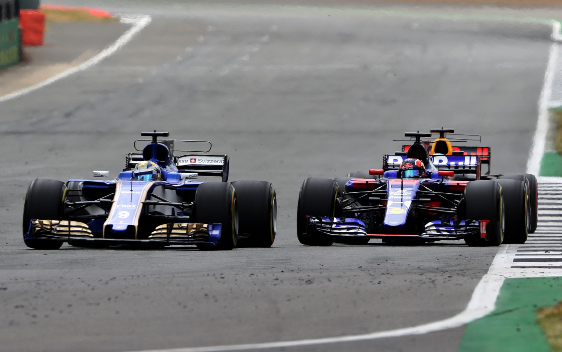 Marcus Ericsson a Daniil Kvjat v závodě v Silverstone