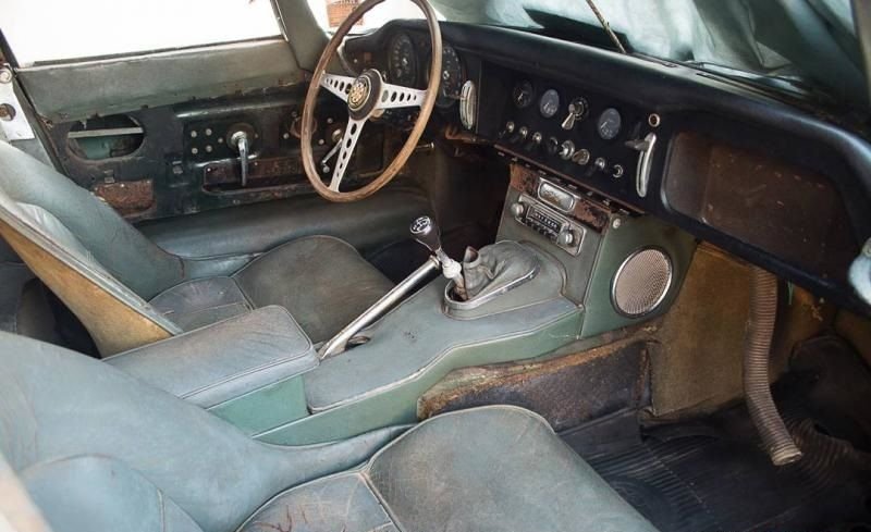 Jaguar E-Type z roku 1963 sice není v nejlepší kondici, ovšem dochoval se v originálním stavu