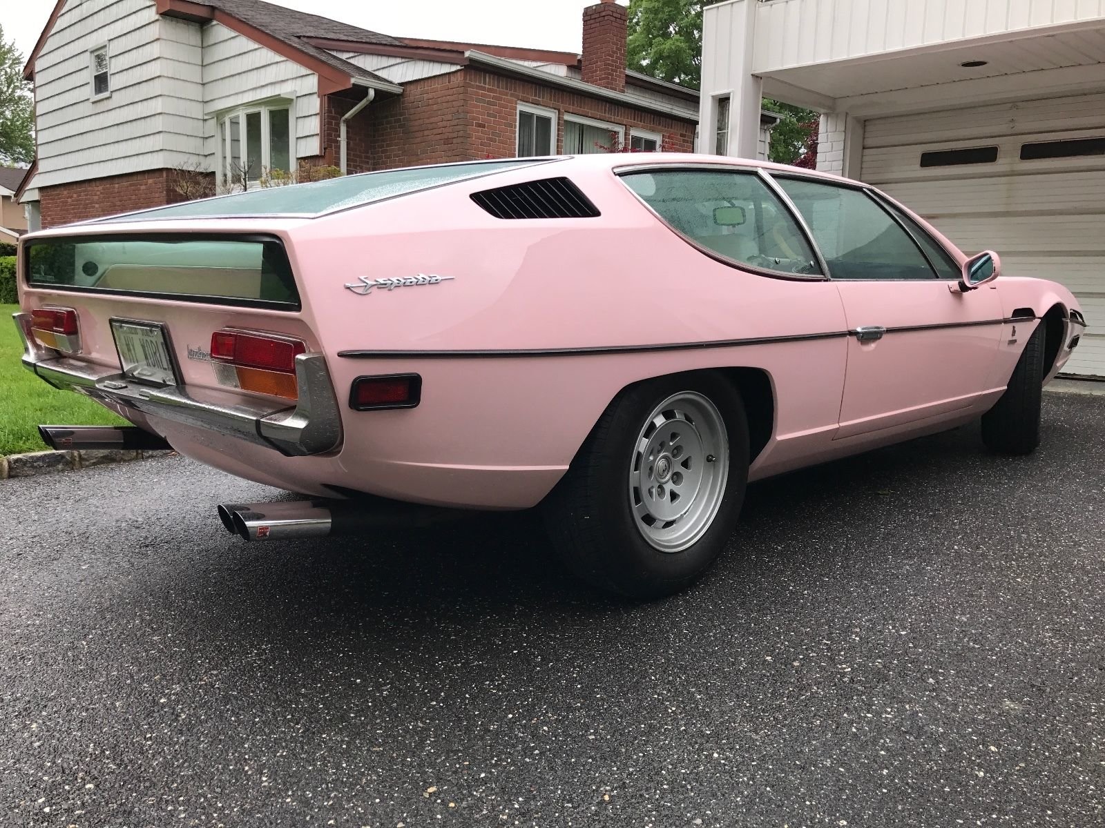 Jedinečné růžové Lamborghini Espada z roku 1974