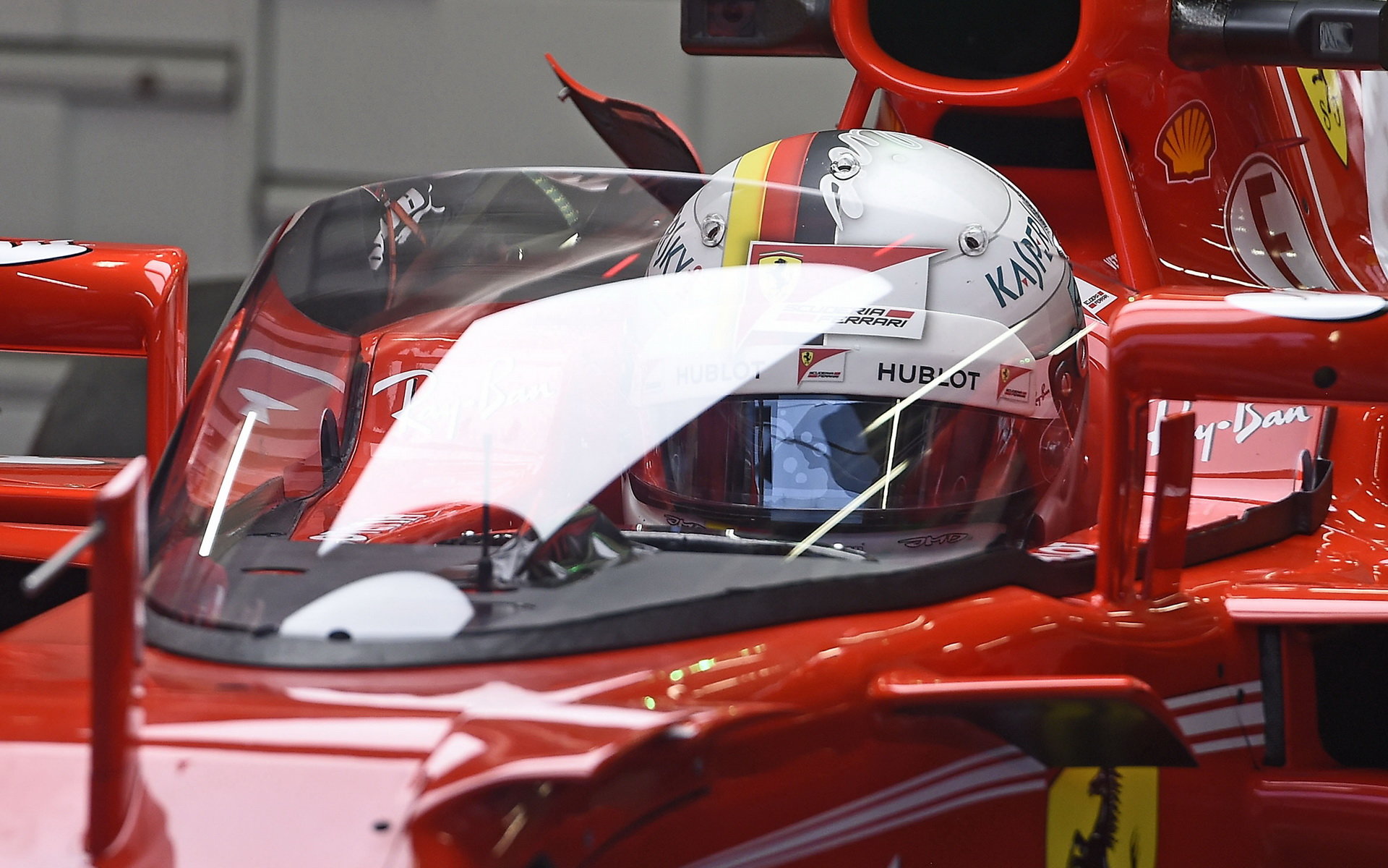 Sebastian Vettel při testu nové ochrany kokpitu během 1. tréninku v Silverstone