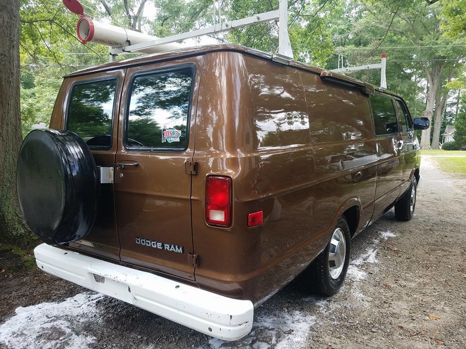 Dodávka Dodge Ram Van, kterou používala FBI ke sledovacím operacím