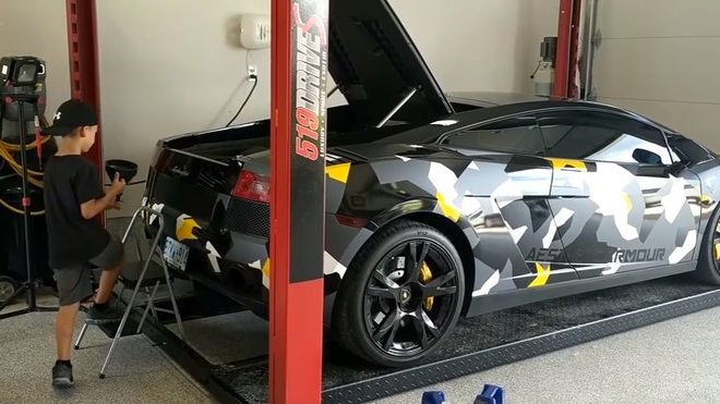 Vyměnit olej v Lamborghini Gallardo je snadné, zvládne to i pětileté dítě