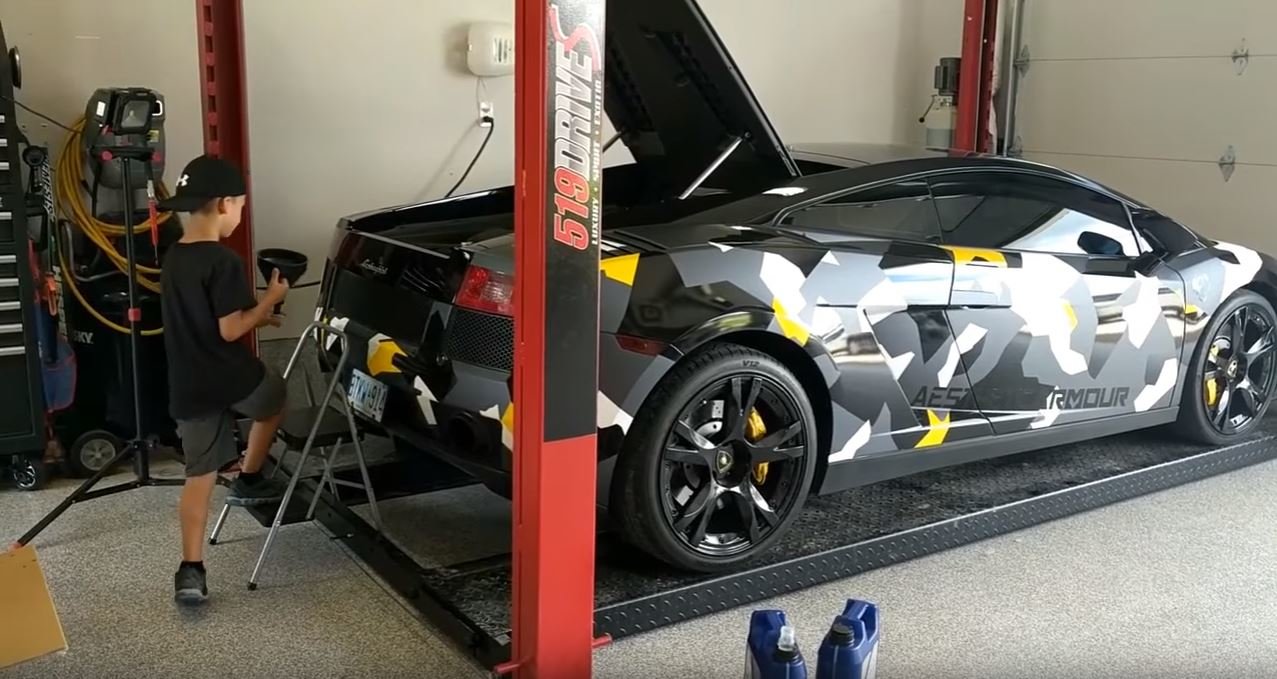 Vyměnit olej v Lamborghini Gallardo je snadné, zvládne to i pětileté dítě