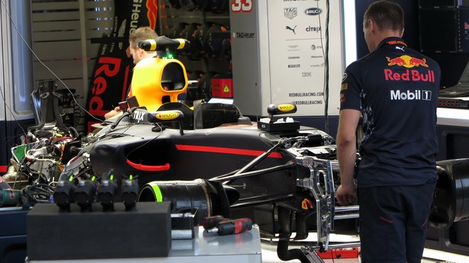 Red Bull svým otálením brnká na nervy Renaultu