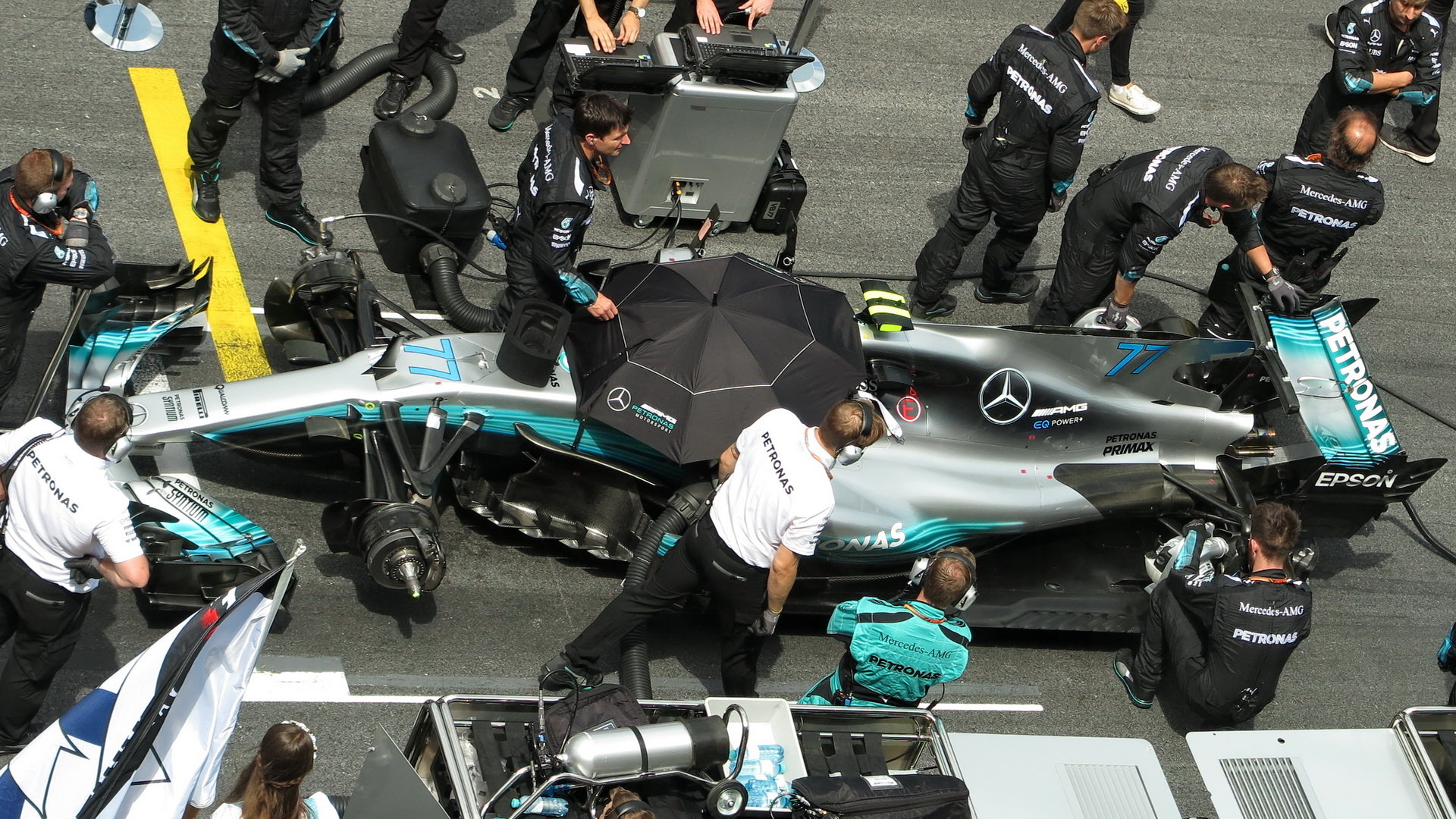 Mercedes na startovním roštu