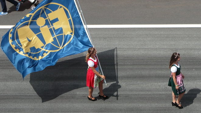 Děvčata na roštu s vlajkou FIA