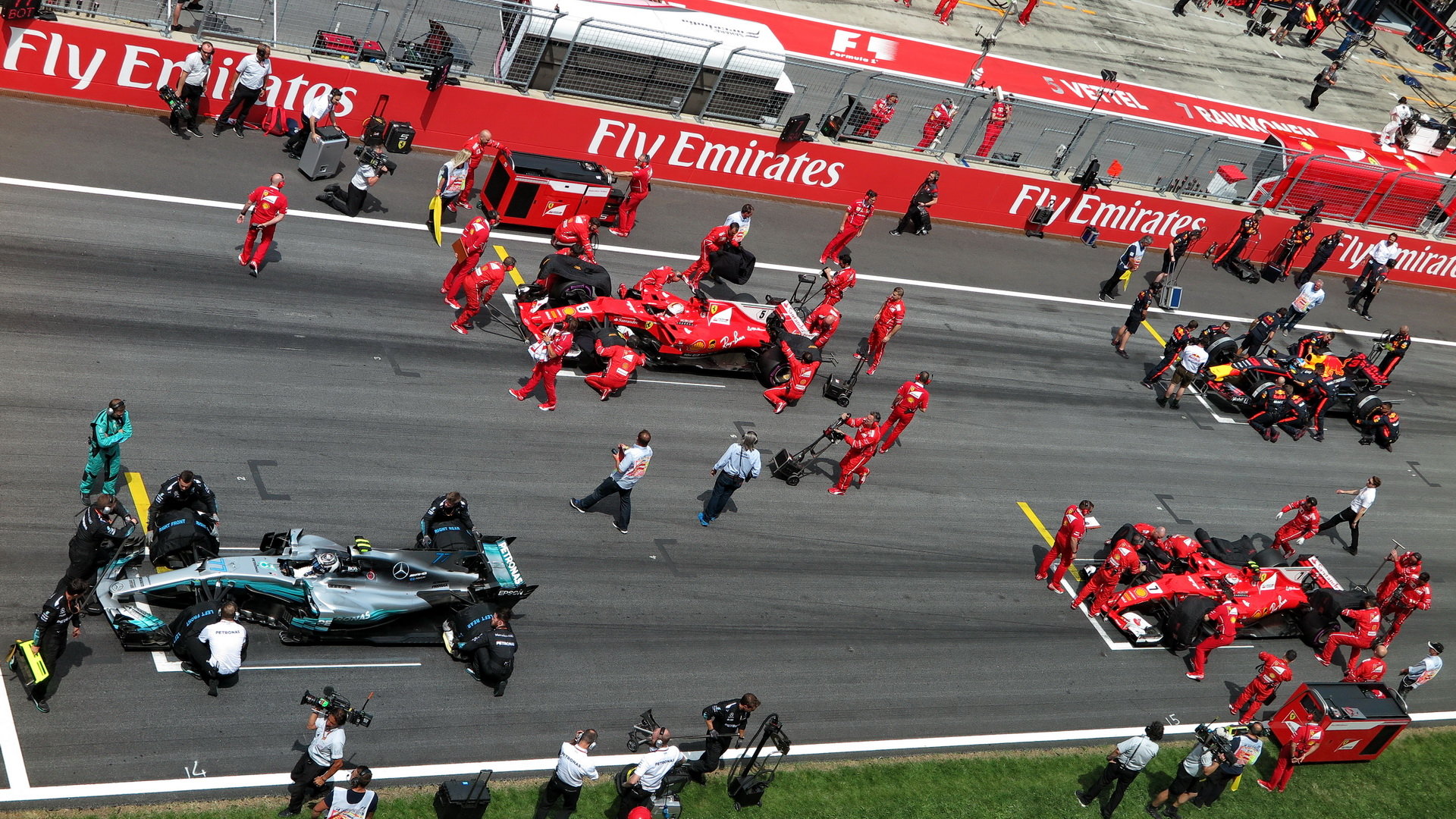 Mercedes a Ferrari - největší loňští soupeři v boji o titul