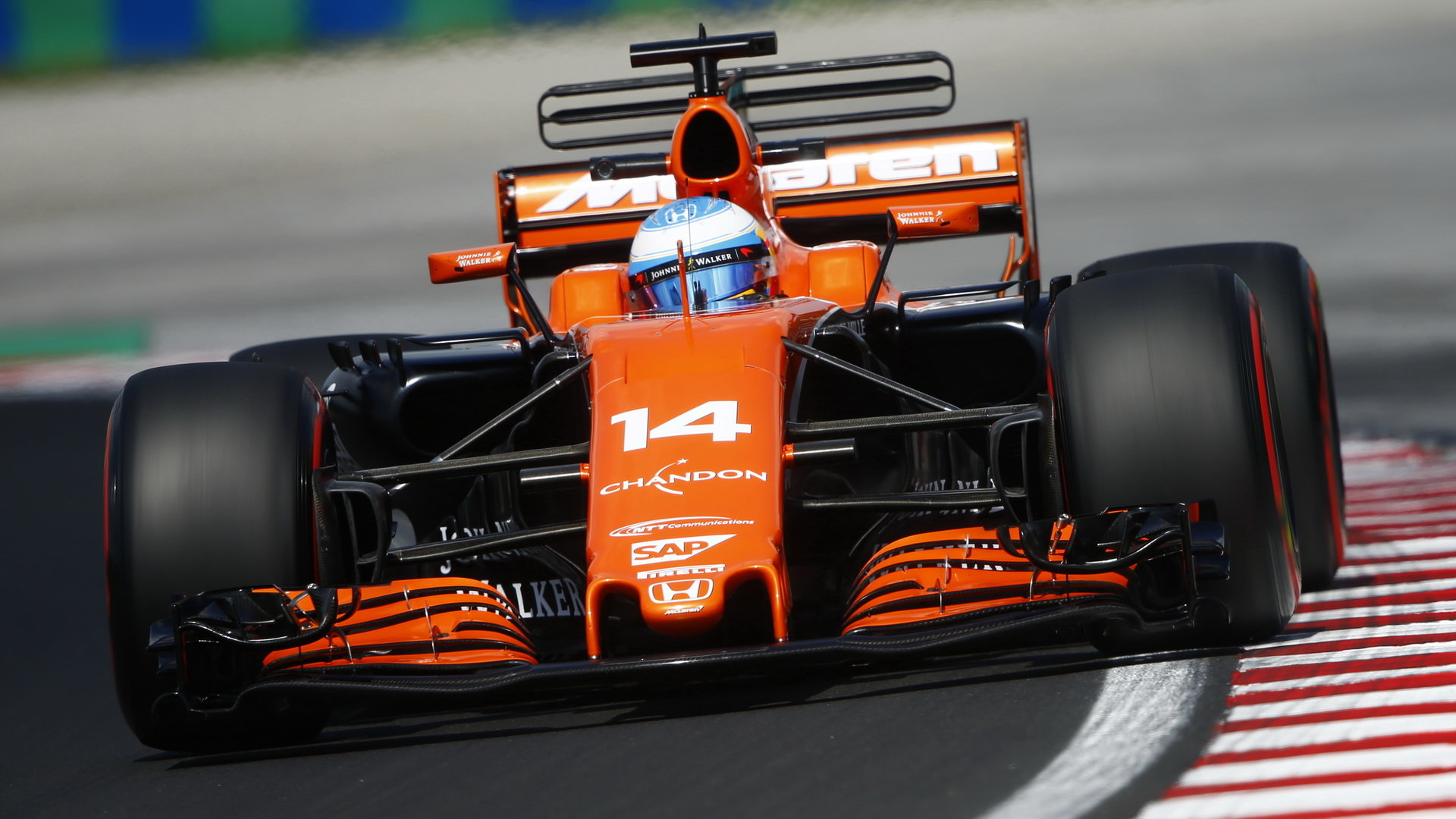 Fernando Alonso s McLarenem MCL32 na Hungaroringu