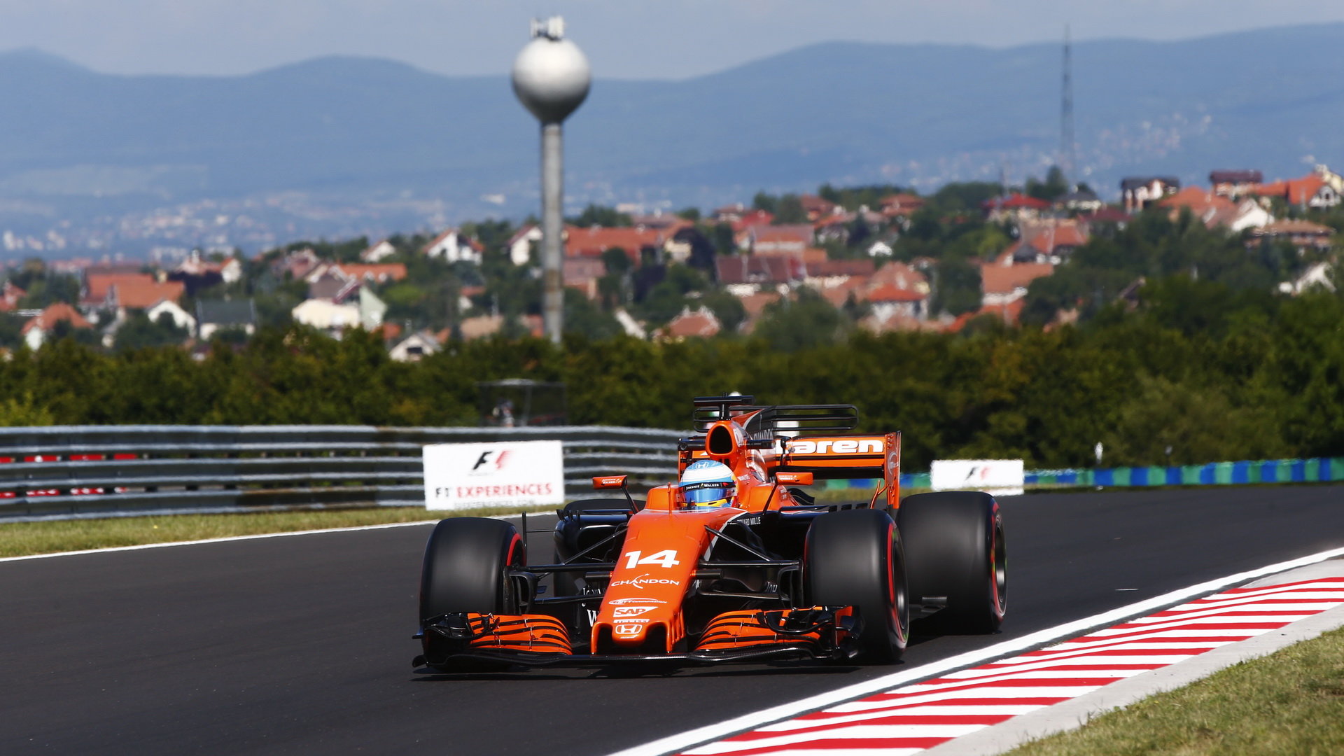 Fernando Alonso s McLarenem MCL32 na Hungaroringu