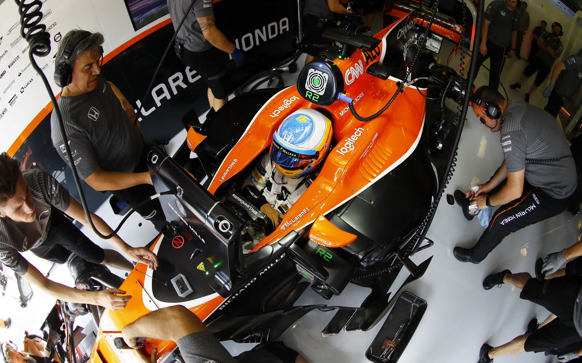 Fernando Alonso s McLarenem MCL32 na Hungaroringu