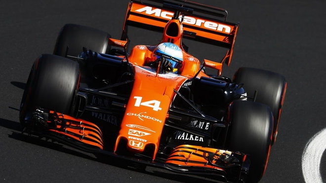 Fernando Alonso dojel v Maďarsku šestý před Carlosem Sainzem