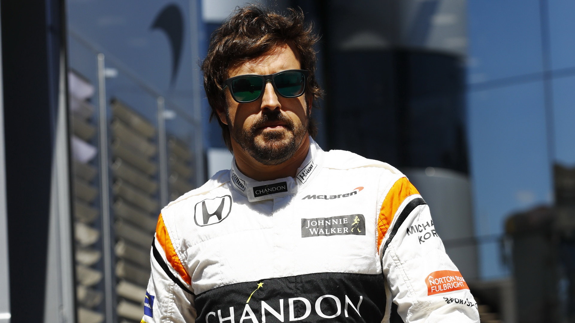 Fernando Alonso v padoku