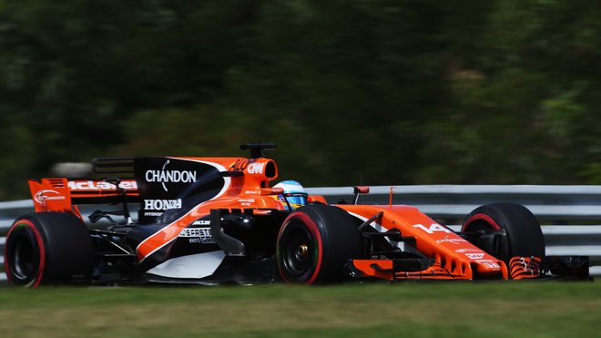 Fernando Alonso s McLarenem MCL32 na Hungaroringu