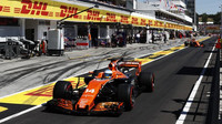 Fernando Alonso s McLarenem MCL32 projíždí boxovou uličkou