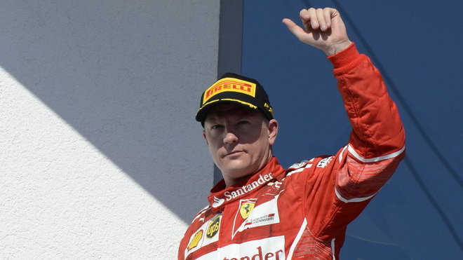 Kimi Räikkönen na pódiu po  závodě v Maďarsku