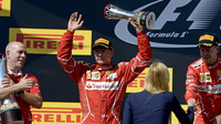 Kimi Räikkönen a Sebastian Vettel na pódiu po úspěšném závodě v Maďarsku