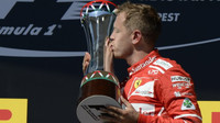 Sebastian Vettel se svou trofejí po vítězném závodě v Maďarsku