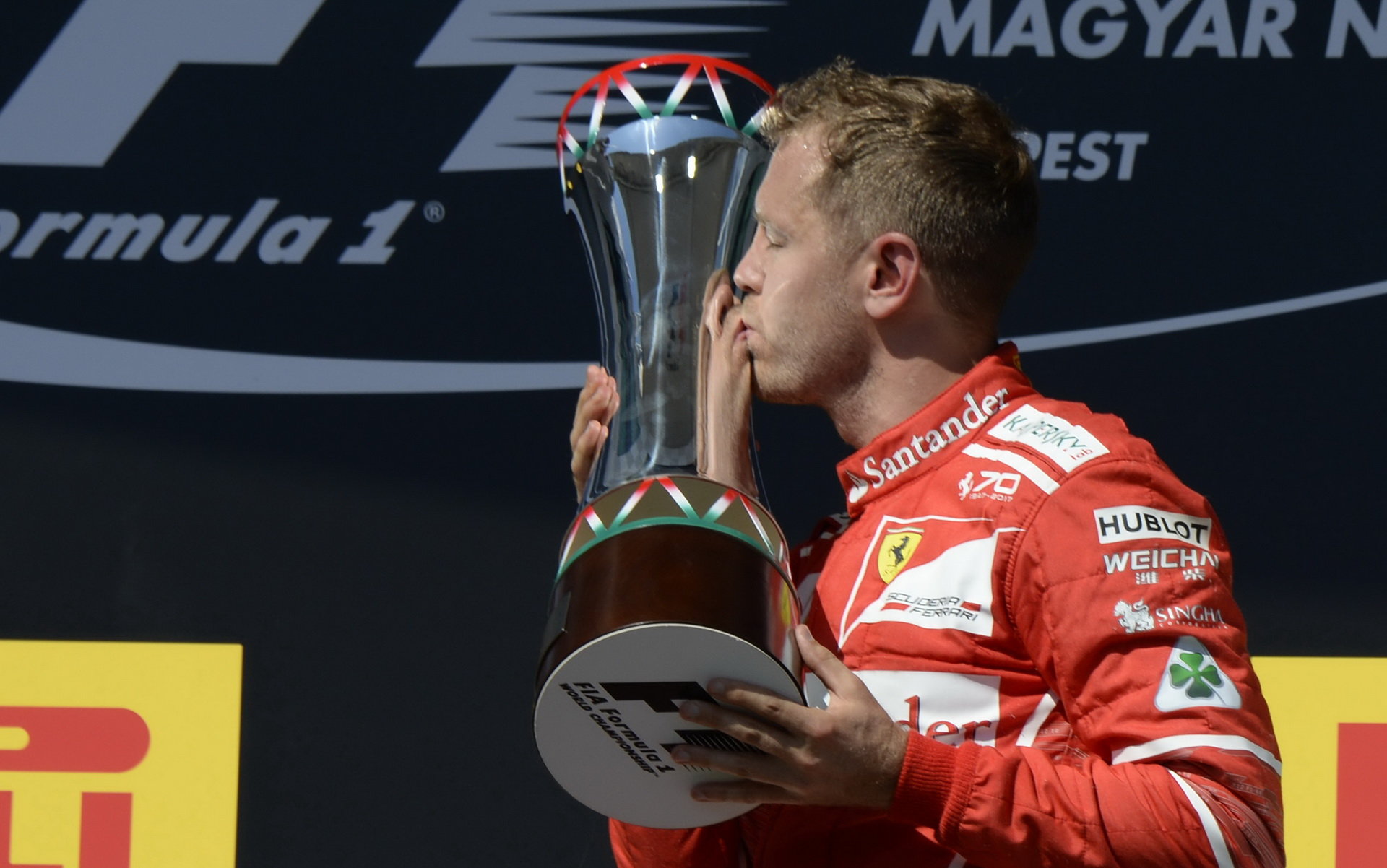 Sebastian Vettel se svou trofejí po vítězném závodě v Maďarsku