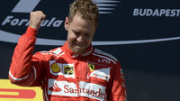 Sebastian Vettel na pódiu po vítězném závodě v Maďarsku