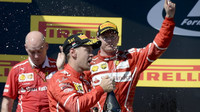 Kimi Räikkönen a Sebastian Vettel na pódiu po úspěšném závodě v Maďarsku