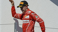 Sebastian Vettel na pódiu po úspěšném závodě v Maďarsku