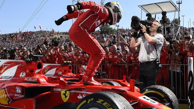 Sebastian Vettel jako vítěz po závodě v Maďarsku